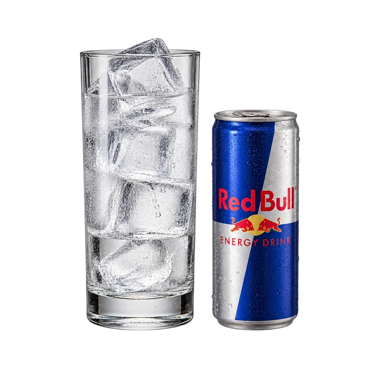 Vodka con ghiaccio e lattina di Red Bull a parte