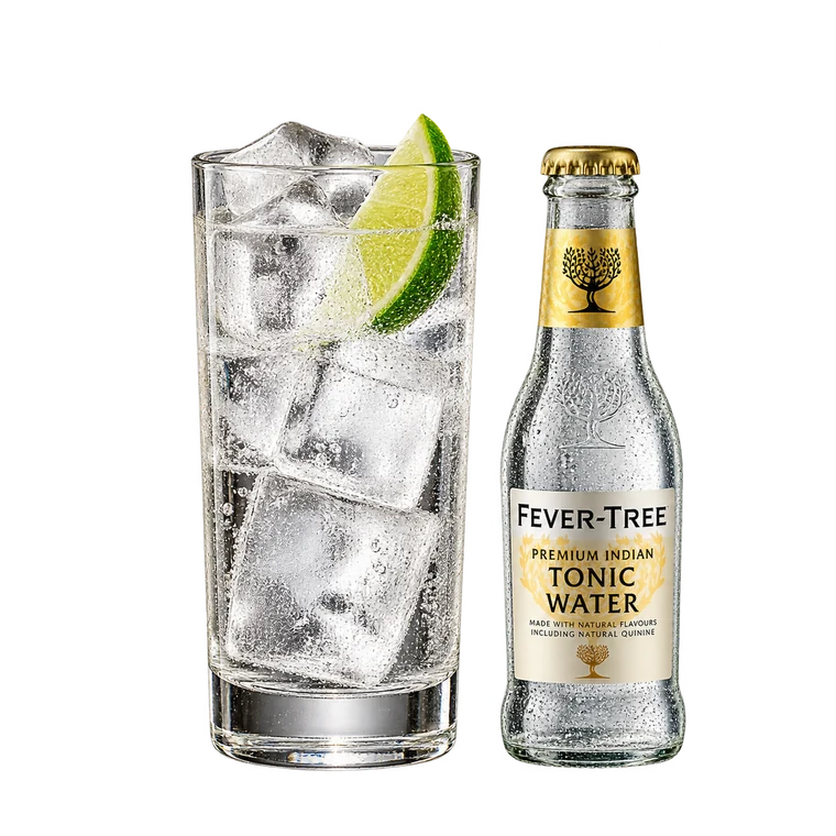 Vodka Tonic con ghiaccio e bottiglietta di vetro Fever-Tree a parte